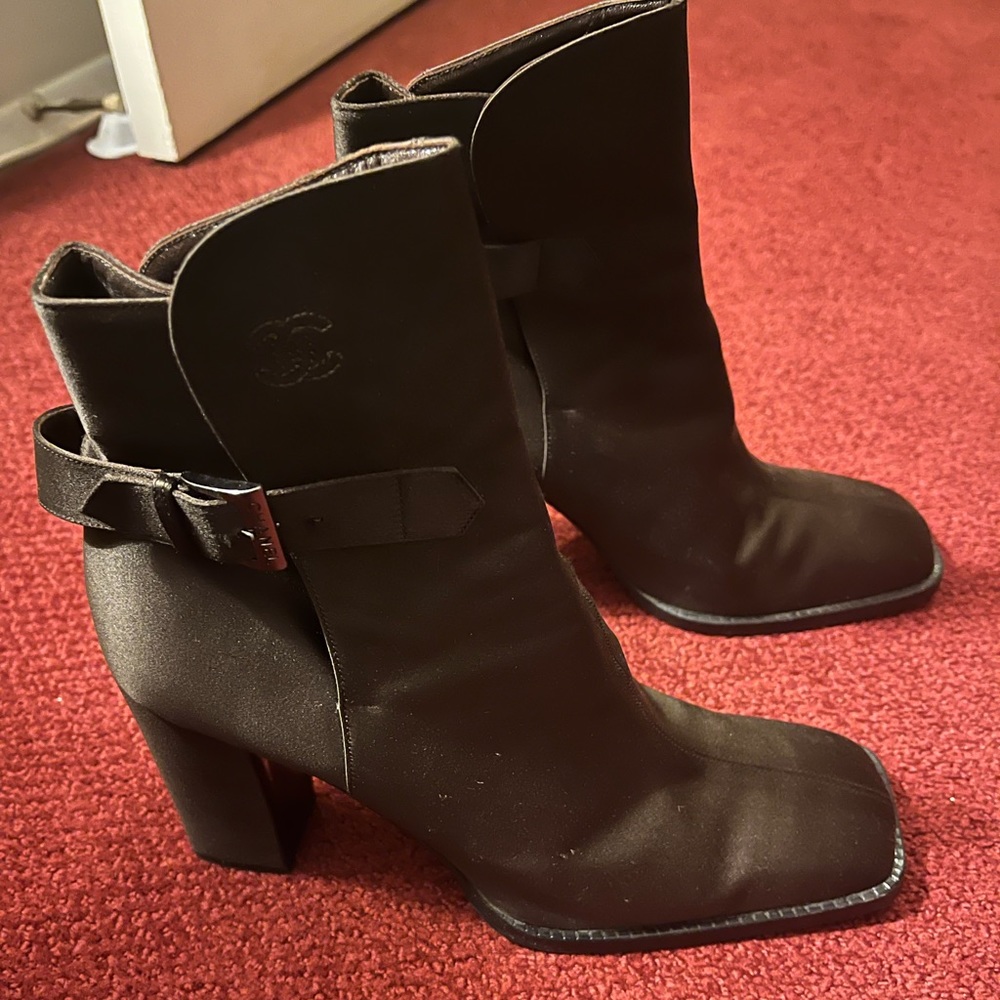 Like new vintage 1990’s Chanel brown satin booties